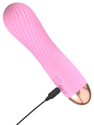 Cuties Mini Vibrator Rosa, med en rosa design med en lyxig guldbas och Soft Touch-struktur, är ihopkopplad med en svart USB-kabel för bekväm laddning.