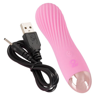 Cuties Mini Vibrator Rosa är en rosa silikonvibrator med Soft Touch-struktur och metallisk spets, åtföljd av en elegant svart USB-kabel mot en orörd vit bakgrund.