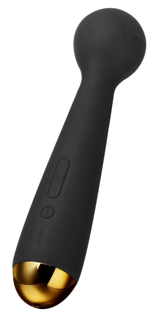 Svakom Emma Neo massageapparat, i en elegant svart och gulddesign, inkluderar intuitiva handtagsknappar elegant inställda mot en vit bakgrund.