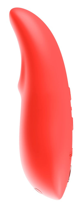 We-Vibe Touch X är en röd, böjd, slät silikonvibrator som liknar en modern personlig massageapparat, visad mot en vit bakgrund.