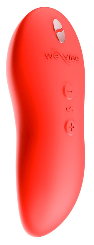 Röd, böjd handhållen fjärrkontroll med präglade knappar och We-Vibe-logotypen på ytan, utformad för att styra din We-Vibe Touch X.