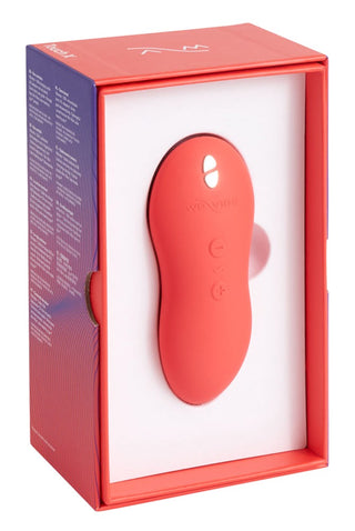 We-Vibe Touch X, som visas stående i sin låda med korallröd finish och vitröd insida, har en vattentät design för säker användning i badet eller duschen.