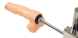 Dubbeländad, realistisk dildo i köttfärgad silikon, monterad på en robust metallstång för användning med kompatibla sexmaskiner.
