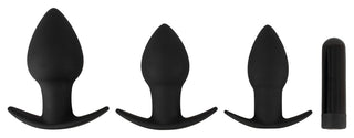 Black Velvets 3-Delat Buttplugset innehåller tre svarta silikon-analpluggar med Soft Touch-textur och en liten kulvibrator, perfekt som ett analt träningskit, visas mot en vit bakgrund.