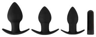 Black Velvets 3-Delat Buttplugset innehåller tre svarta silikon-analpluggar med Soft Touch-textur och en liten kulvibrator, perfekt som ett analt träningskit, visas mot en vit bakgrund.