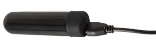 En svart cylindrisk anordning från Black Velvets 3-Delat Buttplugset, ansluten till en strömkabel och visad mot en vit bakgrund. Tillverkad av silikon med en Soft Touch-finish för ett elegant och modernt utseende.