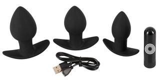Black Velvets 3-Delat Buttplugset innehåller tre Soft Touch-silikonpluggar i olika storlekar, en USB-laddningskabel och en svart vibrerande kula – perfekt för analträning från nybörjare till avancerad nivå.