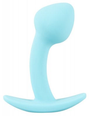 Cuties Mini Buttplug Blå är en ljusblå, böjd buttplug med bred bas, gjord av kroppssäkert silikon, utställd på en vit bakgrund.