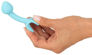 En hand håller Cuties Mini Buttplug Blå, ett blått, kroppssäkert silikonverktyg med dubbeländar med en rundad spets och gafflad ände, perfekt för användning med ditt favoritvattenbaserat glidmedel.