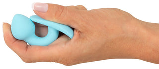 En hand som håller i Cuties Mini Buttplug Blå, ett blått föremål med en böjd, slät yta som påminner om kroppssäkert silikon för ökad komfort.