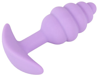 Cuties Mini Buttplug Lila har en räfflad, konisk form gjord av kroppssäkert silikon i en vibrerande lila. Dess platta bas garanterar säkerhet, vilket gör den idealisk för säker utforskning. Njut av ökad njutning genom att kombinera den med vattenbaserat glidmedel.