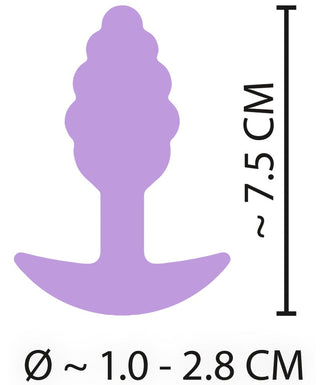 Cuties Mini Buttplug Lila är ett lila, pluggformat föremål med en vågig textur, tillverkad av kroppssäkert silikon. Den mäter ca 7,5 cm på höjden med en diameter på 1,0 till 2,8 cm och är perfekt att använda med vattenbaserat glidmedel.