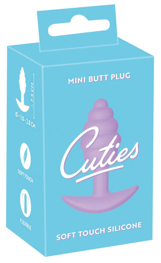 Cuties Mini Buttplug Lila kommer i en elegant förpackning gjord av kroppssäkert silikon, med en mjuk lila design inställd mot en slående blå ask.