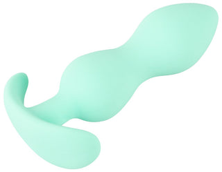 Cuties Mini Buttplug Grön, gjord i mintgrönt kroppssäkert silikon, har en böjd design som kompletteras med ett ergonomiskt handtag.