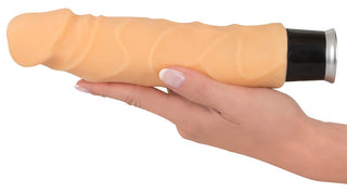 Nature Skin Big Vibe – dildovibrator med svart bas, hudfärgad, realistisk design, tillverkad av silikon. Vit bakgrund.