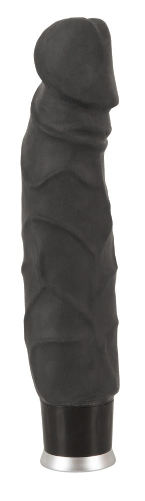 Svart vibrator med strukturerad yta och metallfot, tillverkad av naturligt hudliknande material, 23 cm lång, avbildad mot en vit bakgrund.