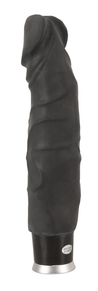 Svart vibrator på 23 cm med en rynkig, hudliknande yta och en metalletikett vid basen.