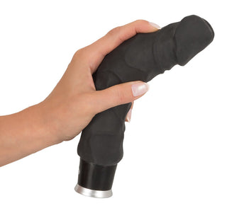 Svart vibrator, 23 cm lång, med en metallbas och en strukturerad yta som påminner om naturlig hud.
