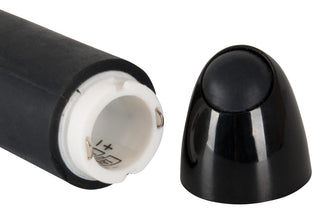 Närbild av en öppnad svart markör med spetslocket bredvid - jämförbar i storlek med Dilator Vibe Vibrerande Stimulator.