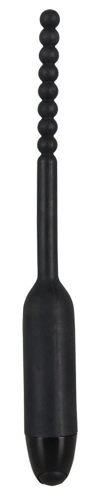 En svart Dilator Vibe Vibrerande Stimulator med ribbat handtag står upprätt mot en vit bakgrund.