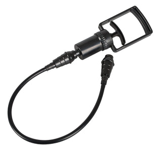 Den svarta kabeln med en rektangulär anslutning och flexibla slangar har vridlåsändar på båda sidor, idealisk för ihopkoppling med vibrerande nippelkoppar eller en handpump.