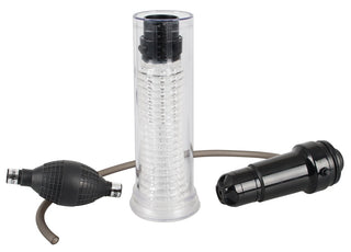 Vibrerande penispump och onanihjälpmedel med genomskinlig mätcylinder, svart handpump med slang och svart motorenhet.
