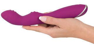 En hand presenterar Sweet Smile - A & G-Punkts Vibrator mot en vit bakgrund och framhäver dess mångsidiga 7 vibrationslägen.