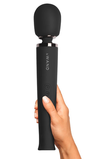 Black Le Wand – en uppladdningsbar stavvibrator med detaljer i roséguld och runda knappar för ström och plus.