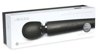 Black Le Wand – en uppladdningsbar stavvibrator med kontrollknappar på handtaget.