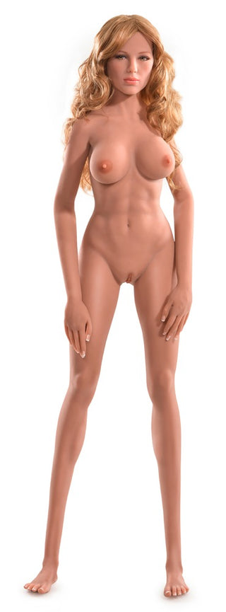 Sexdocka i naturlig storlek med långt vågigt blont hår, realistisk design, visas mot en vit bakgrund.