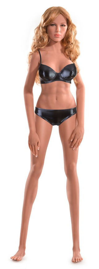 Sexdocka i silikon i naturlig storlek med långt blont hår, klädd i svart behå och underkläder, mot en vit bakgrund.