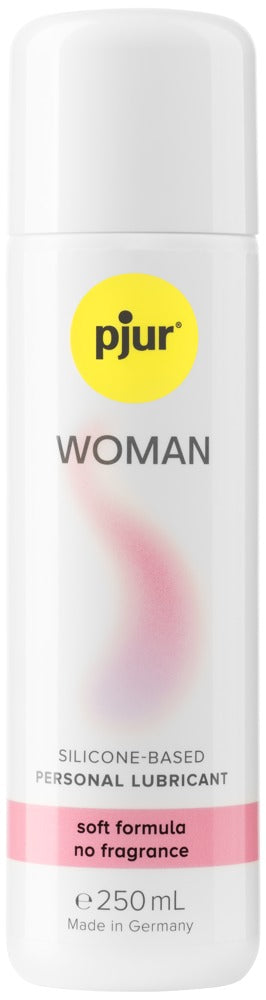 Pjur Woman Glidmedel, en 250 ml vit flaska med silikonbaserat glidmedel, är designad för känsliga slemhinnor. Den har en rosa virvel och text som betonar dess mjuka, doftfria formel. Tillverkad i Tyskland.