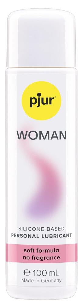 En 100 ml flaska Pjur Woman Glidmedel visas upp, med en rosa och gul etikett. Dess milda, doftfria formel gör den idealisk för känsliga slemhinnor. Tillverkad i Tyskland.
