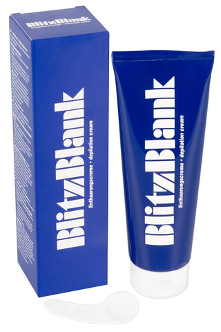 BlitzBlank Hårborttagningskräm har blå förpackning med vit text och inkluderar en tub, låda och applikator framtill. Denna exfolierande kräm är berikad med vårdande ingredienser för silkeslen hud.