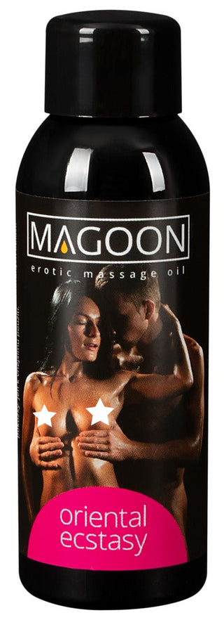 En svart flaska märkt Massageolja Oriental Ecstasy 50 ml med en orientalisk doft har en rosa "orientalisk ecstasy"-cirkel. Etiketten innehåller ett foto av ett intimt omfamnande par, med stjärnor som konstfullt täcker delar av deras kroppar.
