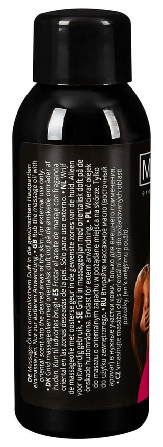 En 50 ml svart flaska märkt på flera språk, troligen med produktinformation och instruktioner, med en partiell bild av en persons överkropp. Idealisk för att lyfta vilken massageupplevelse som helst eller njuta av tjusningen av en orientalisk doft. Produkt: Massageolja Oriental Ecstasy.
