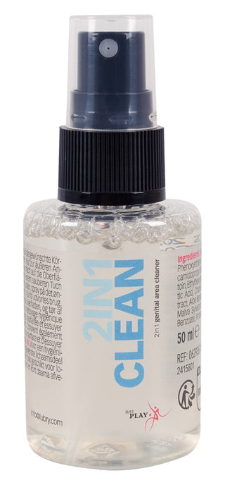 En klar sprayflaska märkt 2in1 Clean Intim & Toy Cleaner med svart lock och transparent vätska - en alkoholfri spray som är idealisk för vegansk rengöring av sexleksaker och säker rengöring av intimområden.
