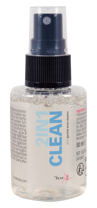 En klar sprayflaska märkt 2in1 Clean Intim & Toy Cleaner med svart lock och transparent vätska - en alkoholfri spray som är idealisk för vegansk rengöring av sexleksaker och säker rengöring av intimområden.