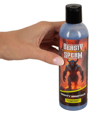 En hand som håller i en flaska märkt Beasty Sperm Minotaur Glidmedel 250ml, ett vattenbaserat glidmedel från Beasty Cocks sexleksaker.