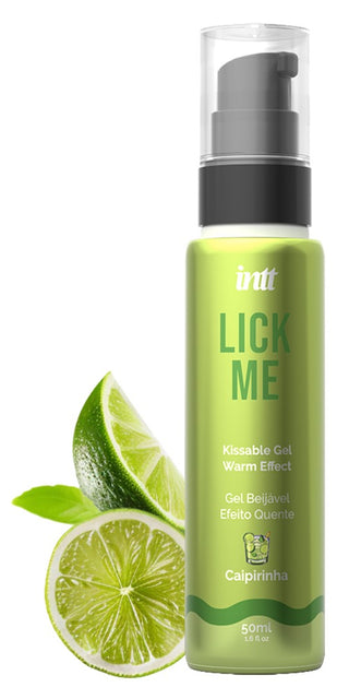 Grön flaska Intt Lick Me Caipirinha Ätbar Gel 50ml med skivade limefrukter på vit bakgrund. Denna gel ger en unik caipirinha-smak och värmande effekt, perfekt för oralsex och för att förhöja intima stunder.