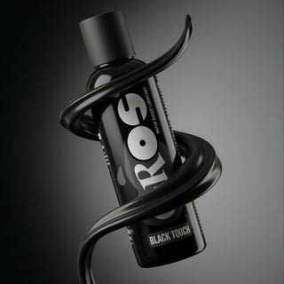 150 ml svart Eros Black Touch-flaska med ett svart band, på en grå bakgrund.