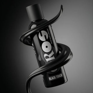 150 ml svart Eros Black Touch-flaska med ett svart band, på en grå bakgrund.