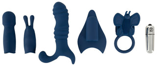 Bulletvibrator Set med 5 Tillbehör har fem blå silikontillbehör och en silverfärgad bulletvibrator, alla placerade sida vid sida på en vit bakgrund för mångsidiga och mångsidiga upplevelser.