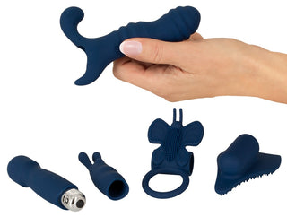 En hand håller i en blå Bulletvibrator Set med 5 Tillbehör, med de andra fyra blå tillbehören på en vit bakgrund.