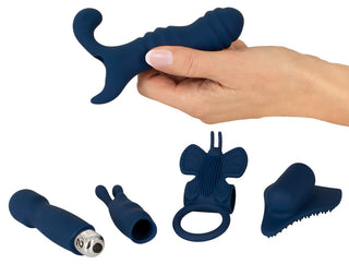 En hand håller i en blå Bulletvibrator Set med 5 Tillbehör, med de andra fyra blå tillbehören på en vit bakgrund.
