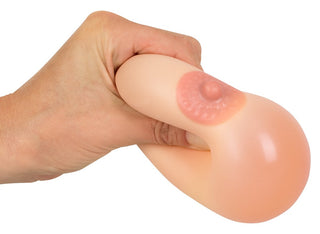 Tryck och stressa av med Bröstformad Stressboll - en rolig, realistisk bröstformad stressboll komplett med bröstvårta, perfekt som rolig present till fest.