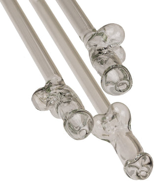 Fyra klara, penisformade glassugrör från Penisformade Glasstrån 4-pack arrangerade på en vit bakgrund. De här miljövänliga, återanvändbara sugrören gör alla drinkar roligare och mer hållbara.