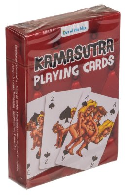 En kortlek med Kamasutra-spelkort i en röd "Out of the blue"-låda innehåller humoristiska tecknade par i olika poser på spader.