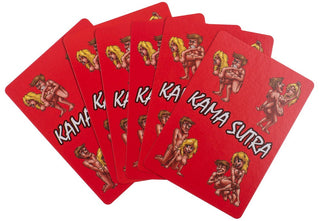 Kamasutras spelkortsuppsättning innehåller fem kort med röd bakgrund och "Kama Sutra" i fet vit text. Varje kort visar humoristiskt tecknade illustrationer av par i olika intima poser, perfekt för dem som gillar klassiskt kortspel med en lekfull twist!.