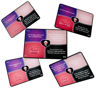 MadLoverz Erotisk Spel: Fem färgglada tyska spelkort med text, varje kort indelat i fyra sektioner och en dödskalleikon i mitten - perfekt för ett erotiskt sällskapsspel eller spel för par med sensuella uppgifter.